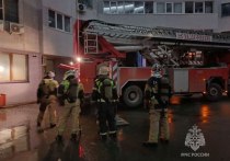 Ночью 1 апреля сотрудники МЧС потушили пожар на верхних этажах 16-этажного дома на улице Никитина в Барнауле.