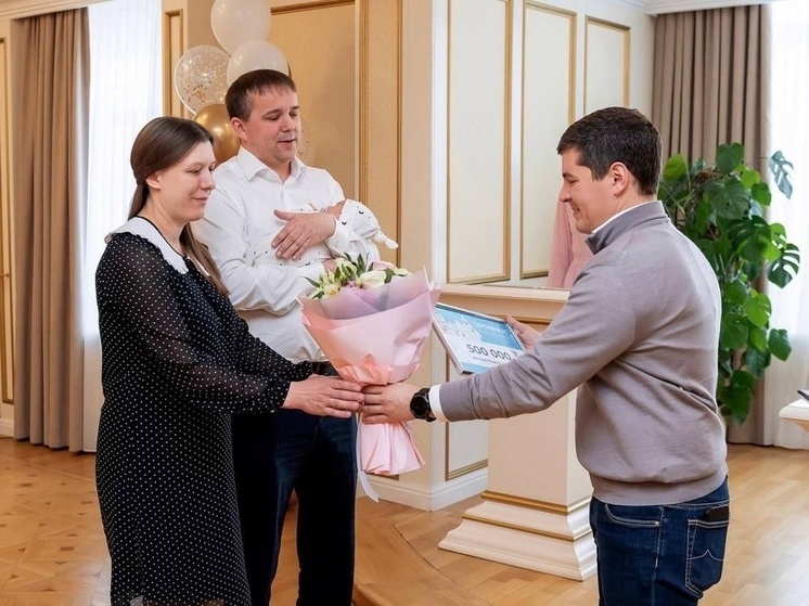 Глава Ямала поздравил семью из Салехарда с рождением десятого ребенка