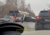 Утром 2 апреля в поселке Южном Барнаула произошло ДТП с участием автобуса.