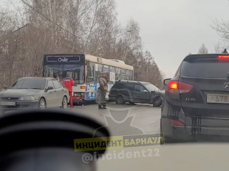 Пассажирский автобус столкнулся с легковушкой в Барнауле