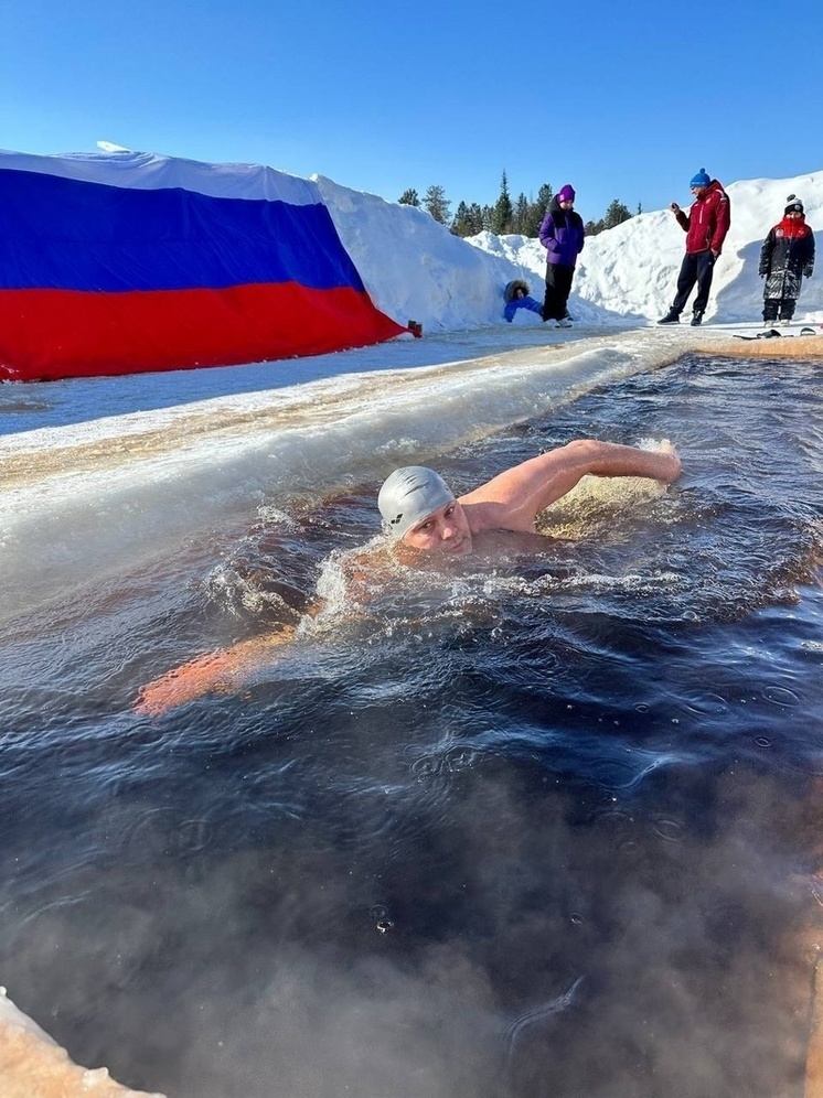 Моржи устроили мартовский заплыв в ледяной воде в Тарко-Сале