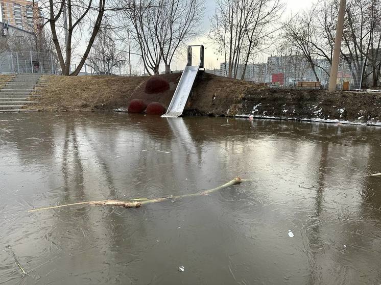 «Спонтанный аквапарк»: на правобережье Красноярска затопило сквер