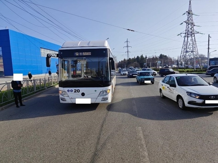 В Ставрополе отъезжающий автобус наехал на женщину, которая пыталась заскочить в салон
