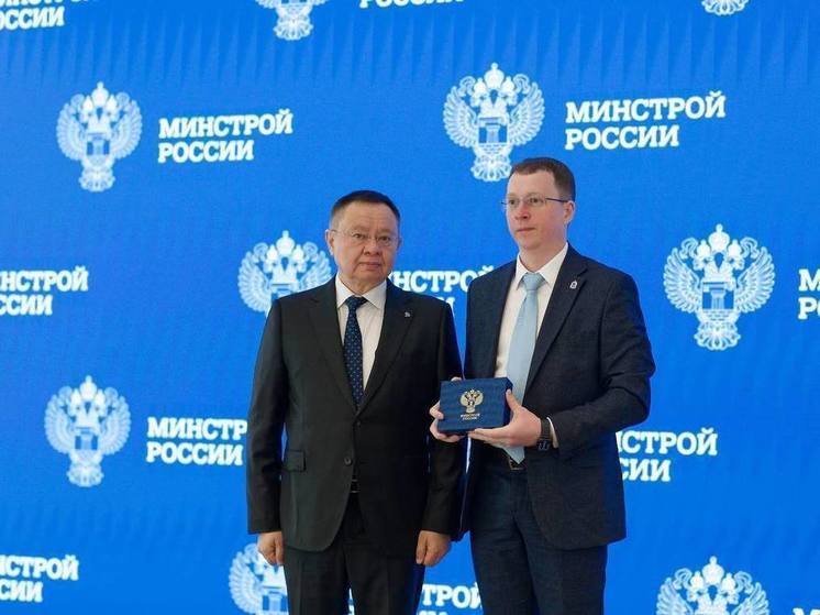 Заместитель губернатора ЯНАО получил награду Минстроя РФ