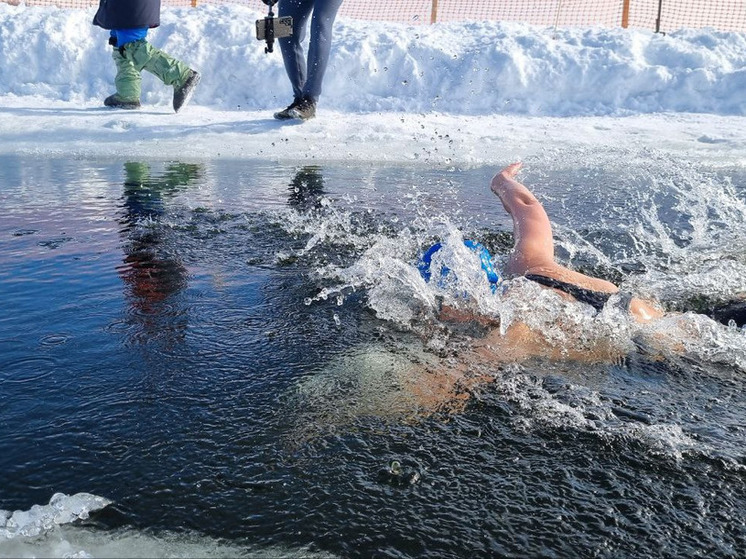 На озере Имандра состоялся благотворительный заплыв «Добрый морж»