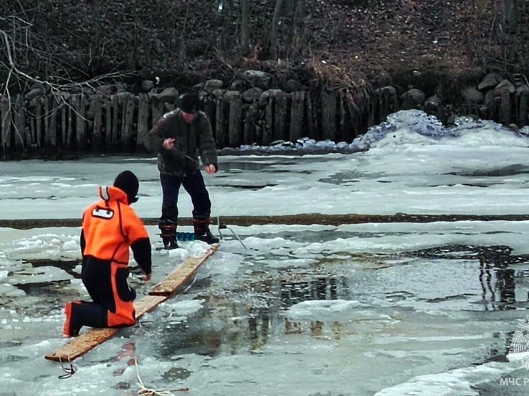 Житель Белозерска провалился под лед