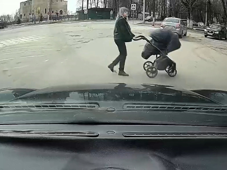 В Тверской области женщина с коляской нарушила правила и чуть не попала под автомобиль