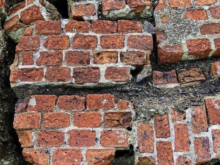 В Камне-на-Оби частично обрушилась стена местной школы