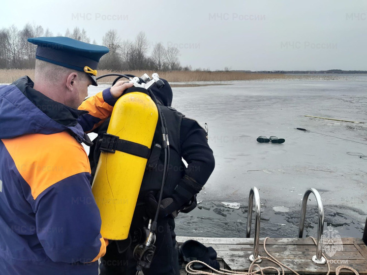 В Тверской области спасатели достали из озера Селигер труп человека