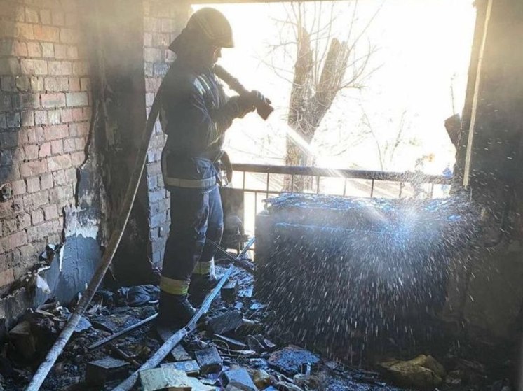 6 взрослых и 3 детей спасли на пожаре дома в Чите