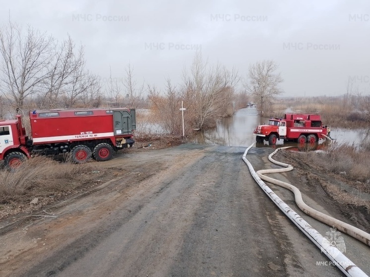 В Орске пожарные перекачивают воду из Елшанки в русло Урала