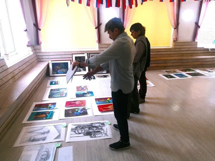 В Протвино проходит выставка «Рисуют дети»