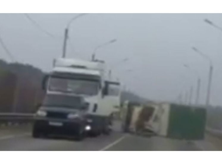 На Смоленской Окружной дороге грузовик-фургон догнал шаланду