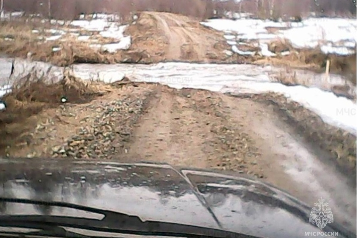 Река Корба затопила дорогу между деревнями Поповское и Дудкино в Судиславском районе