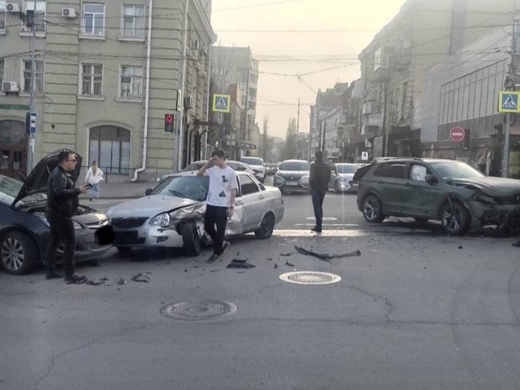 В центре Ростова произошло массовое ДТП в котором пострадал водитель