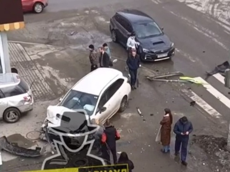 Машины разбросало по тротуару в ходе страшного ДТП в Барнауле