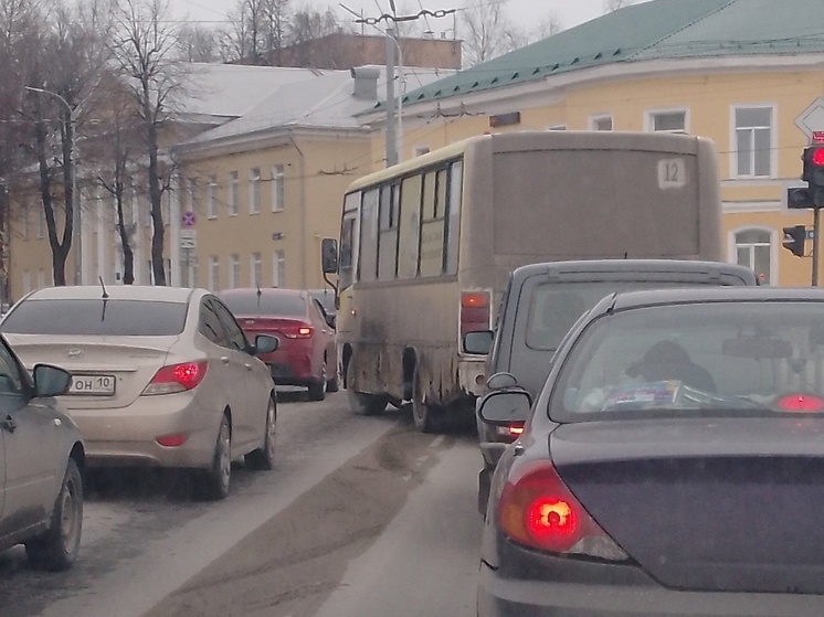 Ржавый ПАЗик перекрыл дорогу в центре Петрозаводска