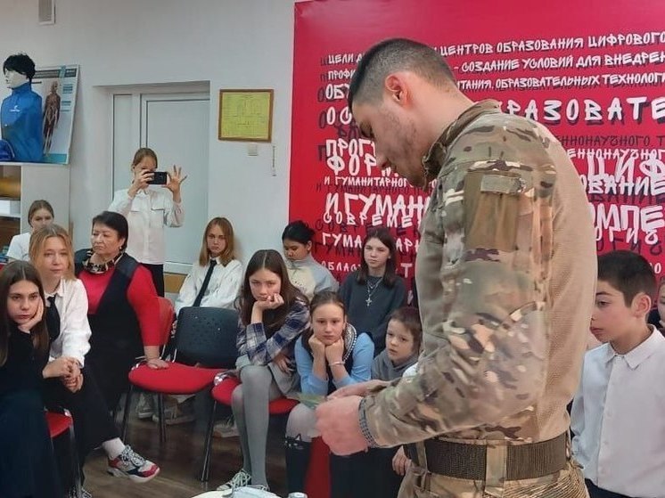 Участник СВО из Минвод рассказал школьникам историю школьной дружбы и боевого братства