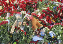 С мемориала в память о жертвах теракта в "Крокус Сити Холле" в Ростове-на-Дону начали убирать принесенные горожанами цветы и детские игрушки