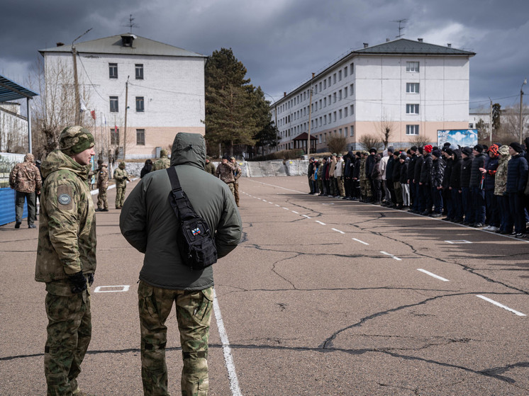В Бурятии студенты колледжей проходят военные сборы в бригаде ВДВ