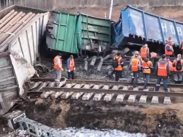 Вблизи подмосковного Дмитрова товарный поезд сошел с путей