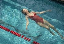Для профилактики болезни Альцгеймера нужно заниматься плаванием.