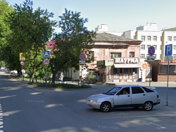 Знаменитый ларек с шаурмой снесли в центре Екатеринбурга