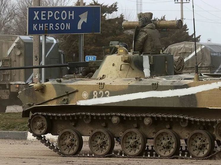 Украинских чиновников и их семьи эвакуируют из Херсонской области
