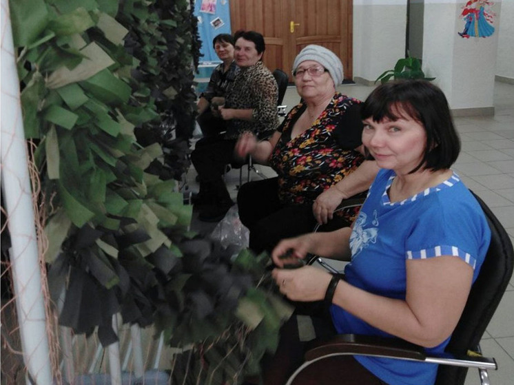 Новую партию маскировочных сетей готовят волонтеры Юргинского района для СВО
