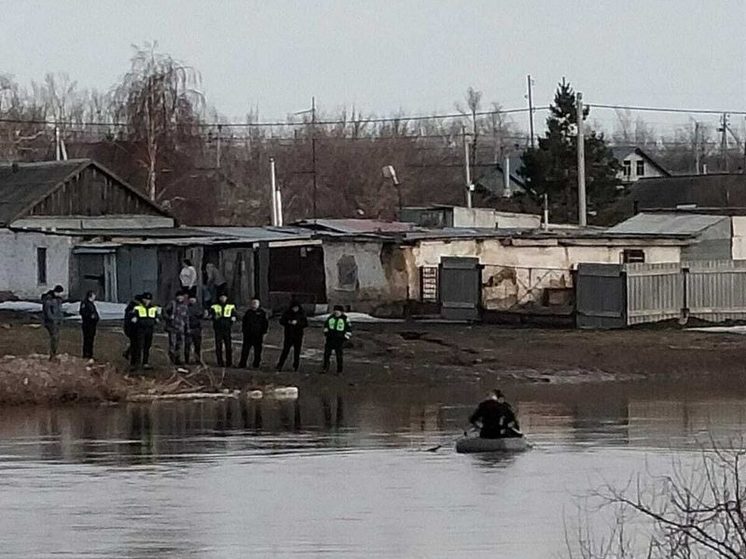 В Домбаровском районе местный житель спас детей, которые чуть не ушли под лед