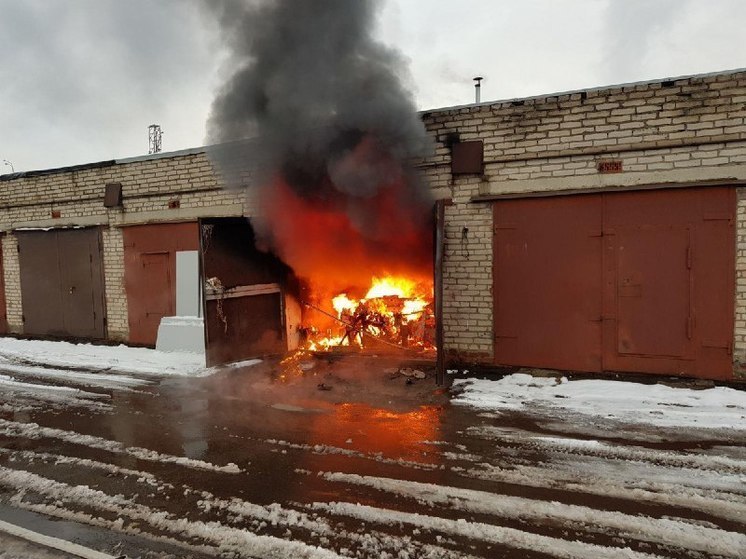 В Южно-Сахалинске произошёл пожар в гаражном кооперативе