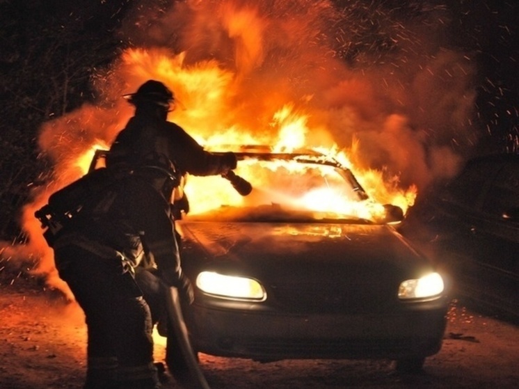 Автомобиль Honda Ascot горел вечером 2 апреля в Томском районе