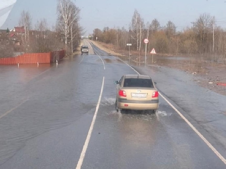 В Росве Калуги затопило мост