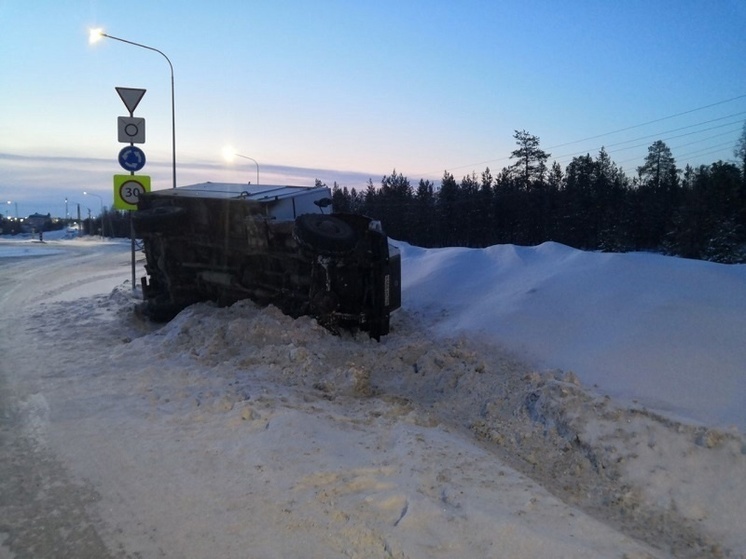 На Ямале инспекторы ДПС помогли водителю завалившегося в кювет грузовика выбраться из снежного плена