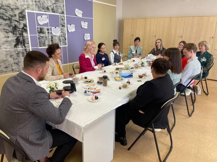Глава сахалинского минобра провела деловой завтрак с учителями года