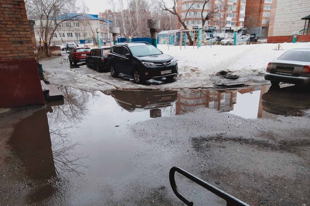 Лужа от самого порога»: томичи пытаются убедить УК убрать воду от подъезда  - МК Томск