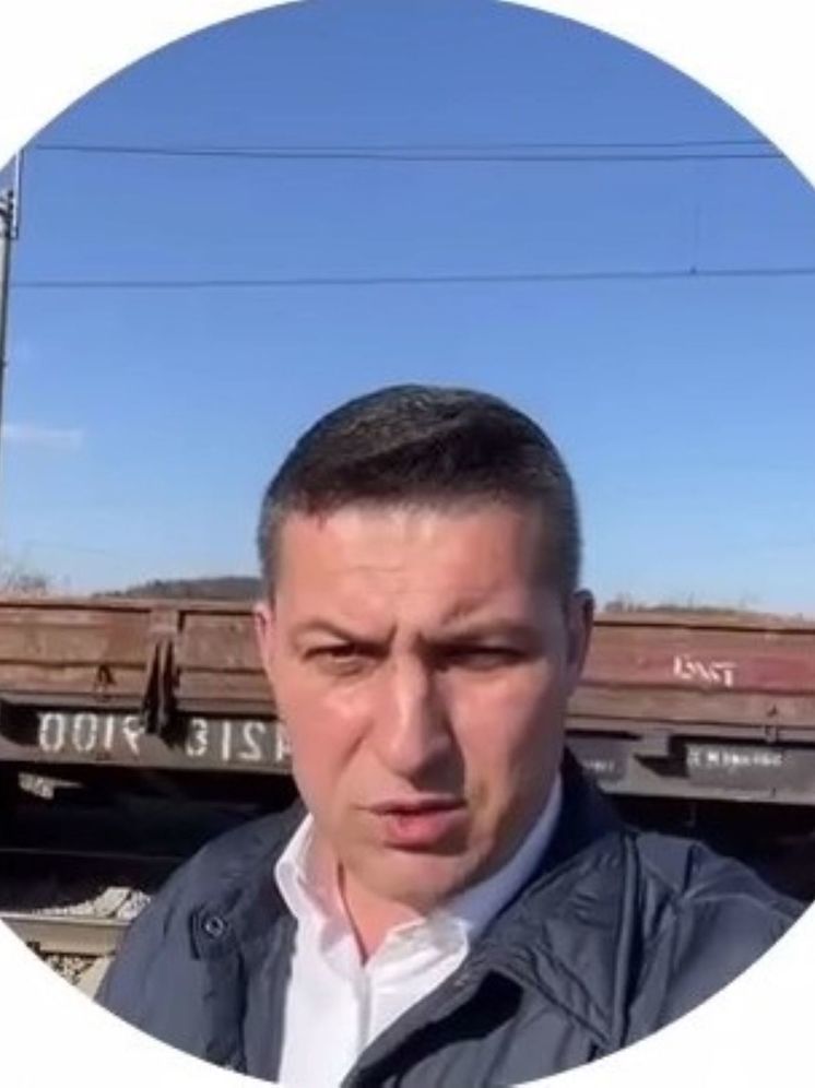 Один из железнодорожных переездов Калужской области перекрыл тепловоз