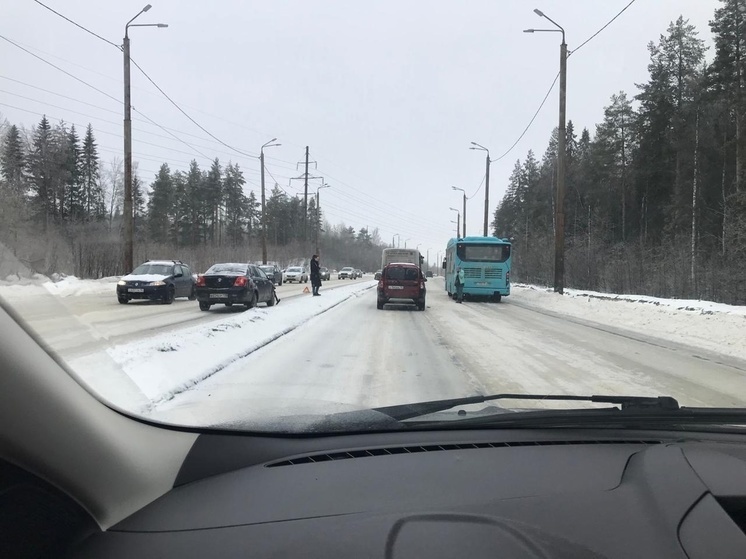 Новый пассажирский автобус попал в ДТП на гололеде в Петрозаводске