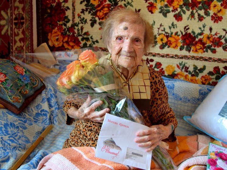 В Георгиевском округе поздравили 105-летнюю учительницу