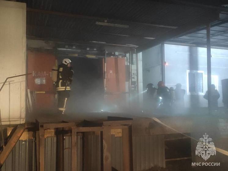Производственное здание загорелось в Ладушкинском округе