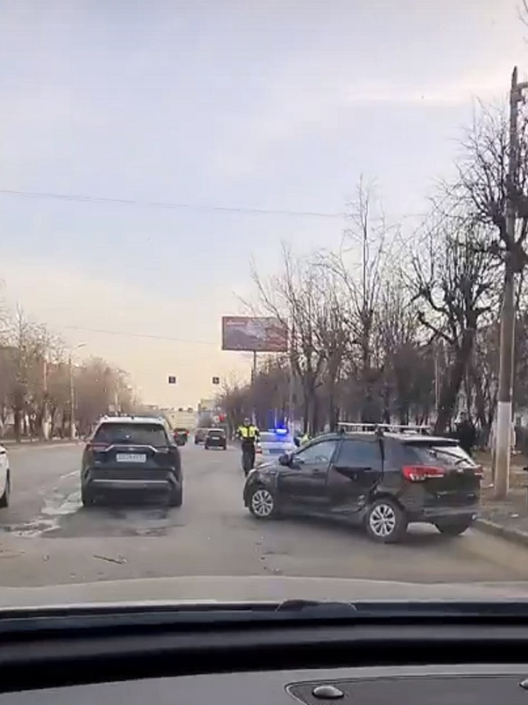 В Твери на проспекте Чайковского столкнулись две иномарки