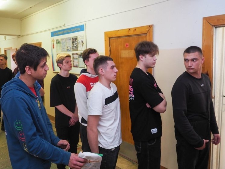 Денисов посетил призывной пункт и пообщался со срочниками из Калуги
