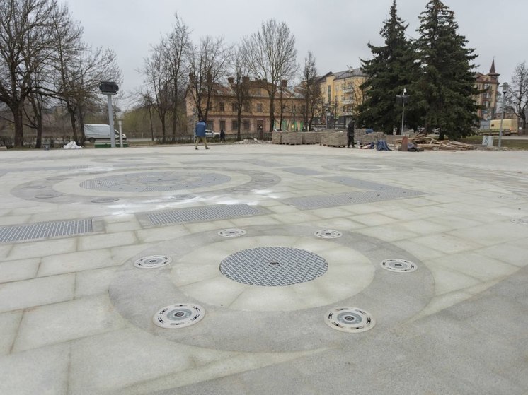 Металлический забор вокруг фонтана убрали в псковском сквере 60-летия Октября