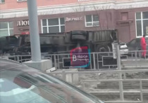 Вечером 3 апреля на пересечении проспекта Калинина и улицы Профинтерна в Барнауле перевернулся грузовик.