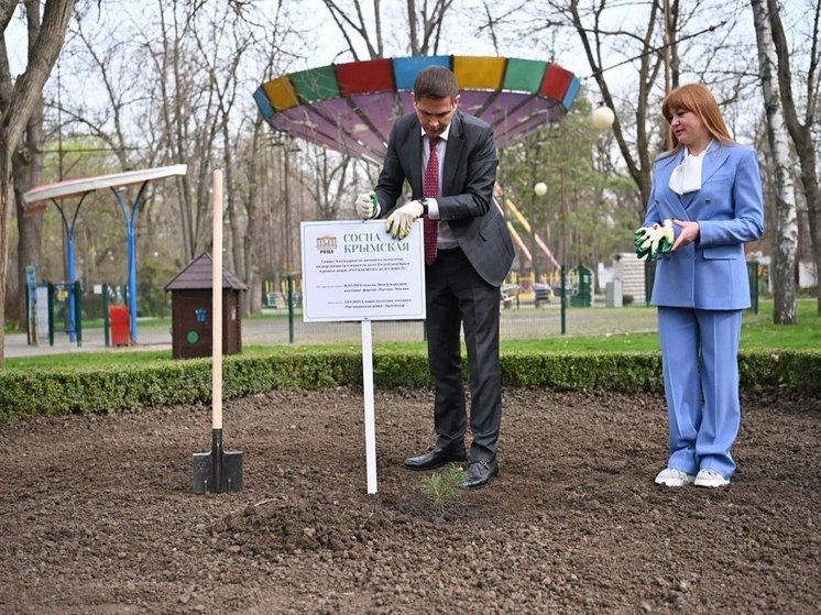 В честь 10-летия Крымской весны в Чистяковской Роще высадили крымскую сосну