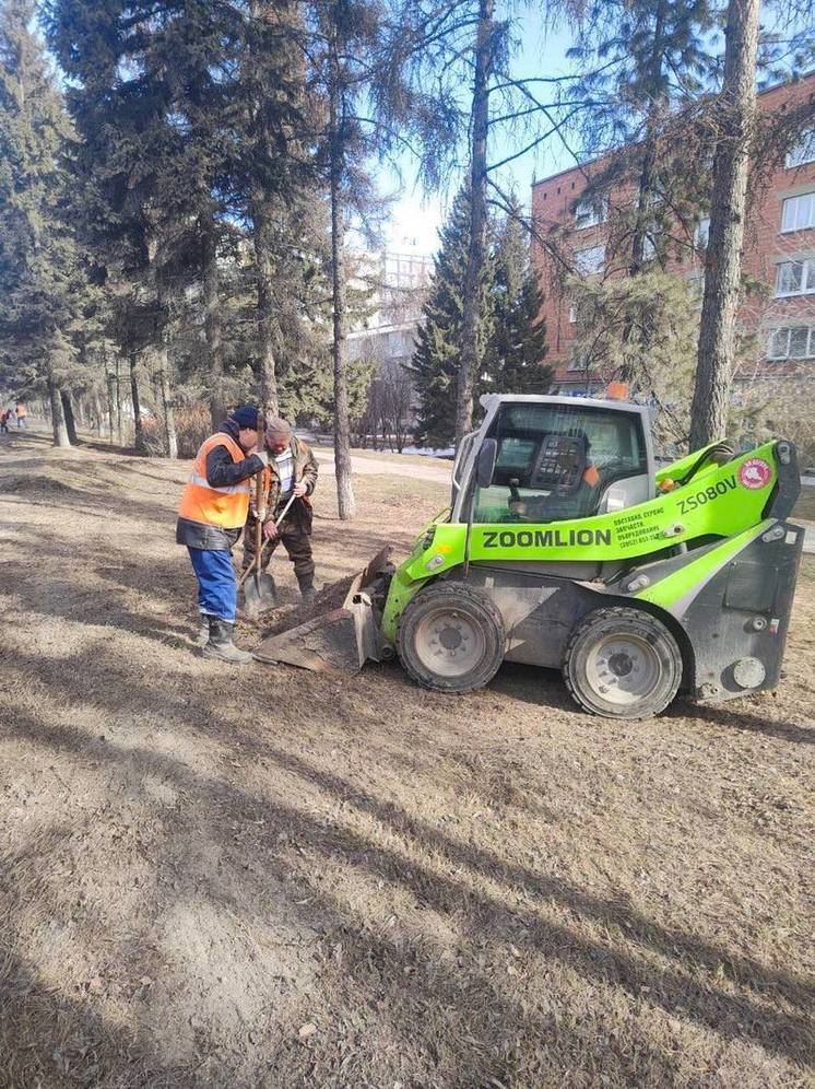 Продолжается уборка тротуаров и газонов в Иркутске