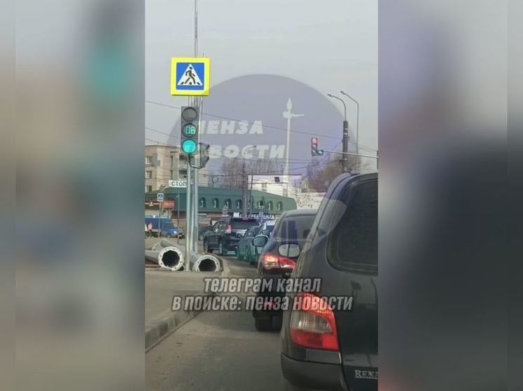 Пензенцы жалуются на регулярные пробки у ТЦ «Слава» из-за некорректной работы светофора
