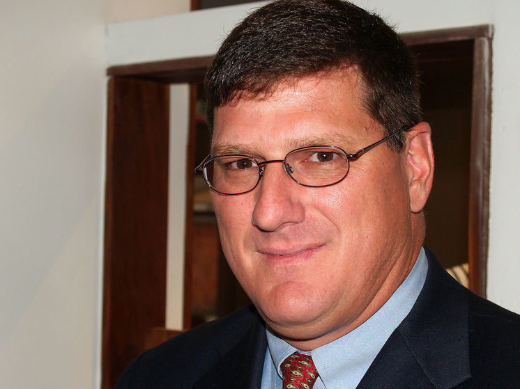 Экс-разведчик Риттер: режим Зеленского падет к июню