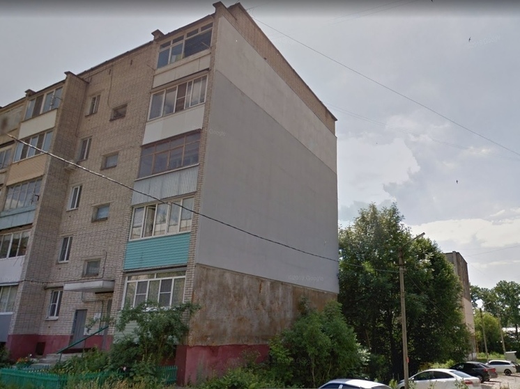 В тульском Скуратово у дома из-за сильного ветра оторвало часть фасада