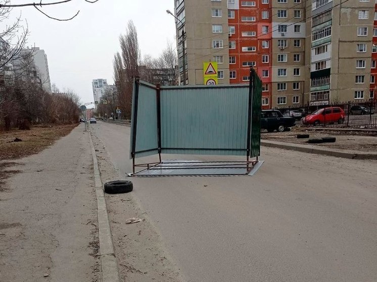 Сильный ветер сдул остановку на улице Бородина в Пензе